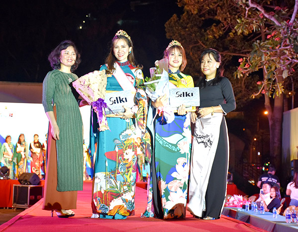 Ban Tổ chức trao vương miện cho các thí sinh đạt giải Á khôi 1.