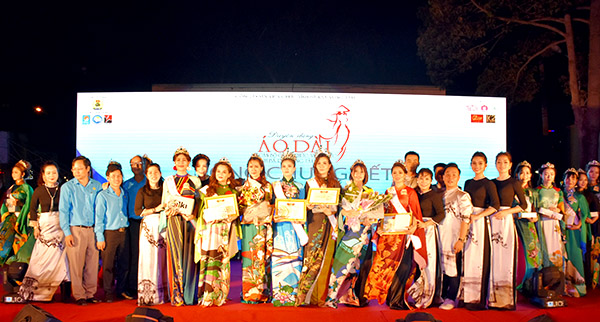 Ban Tổ chức Hội thi chụp hình lưu niệm cùng 18 thí sinh tham gia đêm chung kết.
