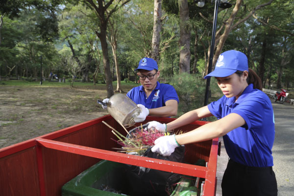 Người dân huyện Côn Đảo thu gom rác thải - một trong những hoạt động của Dự án “Truyền thông nâng cao nhận thức, ý thức trách nhiệm BVMT kết hợp quảng bá du lịch sinh thái tại huyện Côn Đảo”.