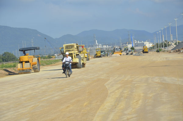 Nhiều dự án đường giao thông kết nối cảng bị chậm tiến độ vì thiếu vốn. Trong ảnh Dự án đường Phước Hòa-Cái Mép.