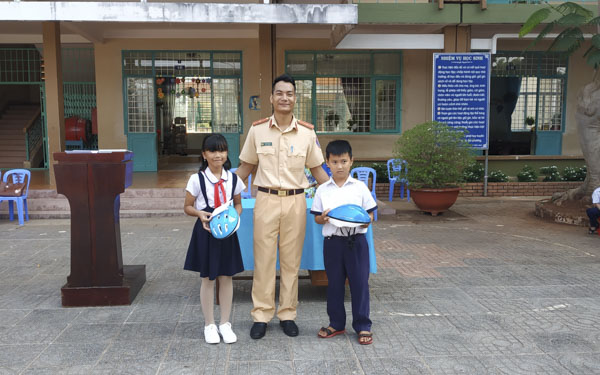 Đại diện Đội CSGT TP. Bà Rịa trao quà cho HS Trường TH Trần Văn Thượng.