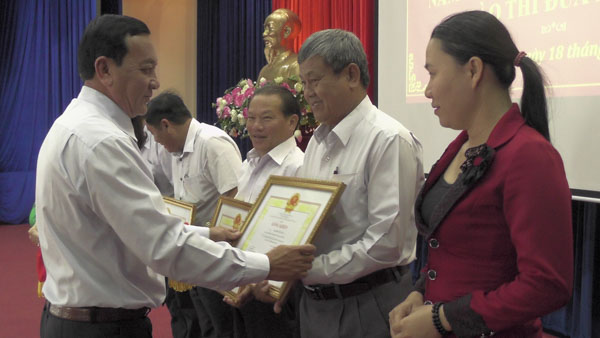 Ông Võ Văn Nam, Phó Giám đốc Sở Nội vụ, Trưởng Ban Thi đua-Khen thưởng tỉnh trao Bằng khen của UBND tỉnh cho các tập thể xuất sắc năm 2018 của huyện Châu Đức. 