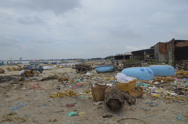 Bãi biển khu phố Hải Hà, thị trấn Long Hải (huyện Long Điền) ngập rác thải, trong đó phần nhiều là túi ni-lông, rác thải nhựa.
