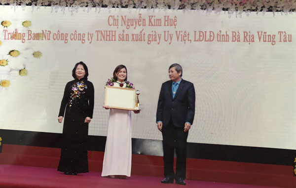 Chị Nguyễn Kim Huệ nhận Bằng khen của Tổng LĐLĐ Việt Nam.