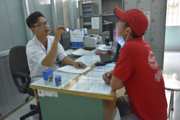 Bác sĩ thăm khám cho bệnh nhân HIV/AIDS tại TTYT TP.Vũng Tàu.
