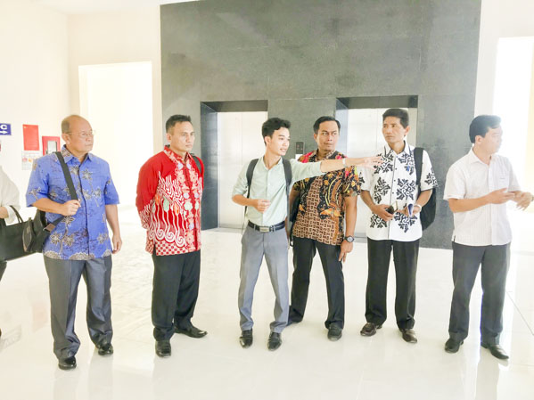 Đoàn công tác TP. Padang (Indonesia) khảo sát vị trí đặt góc trưng bày văn hóa - du lịch tại Bảo tàng tỉnh.