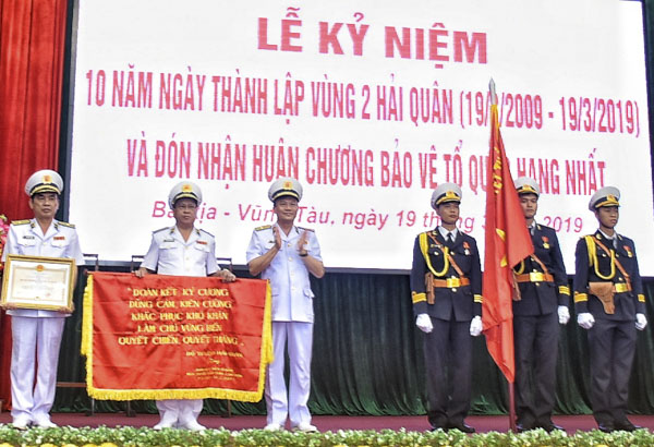 Chuẩn đô đốc Phạm Văn Vững trao Huân chương Bảo vệ Tổ quốc hạng Nhất và tặng bức trướng của Quân chủng Hải quân cho Vùng 2 Hải quân tại lễ kỷ niệm.