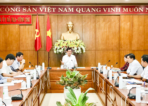 Đồng chí Nguyễn Hồng Lĩnh phát biểu chỉ đạo tại cuộc họp.