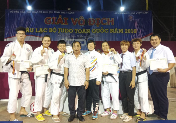 Ban huấn luyện và các VĐV CLB judo tỉnh thi đấu tại giải.