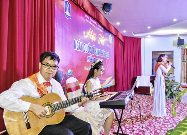 Gia đình anh Bùi Trọng Sơn và chị Nguyễn Thùy Linh biểu diễn bài “Gia đình nhỏ, hạnh phúc to”.