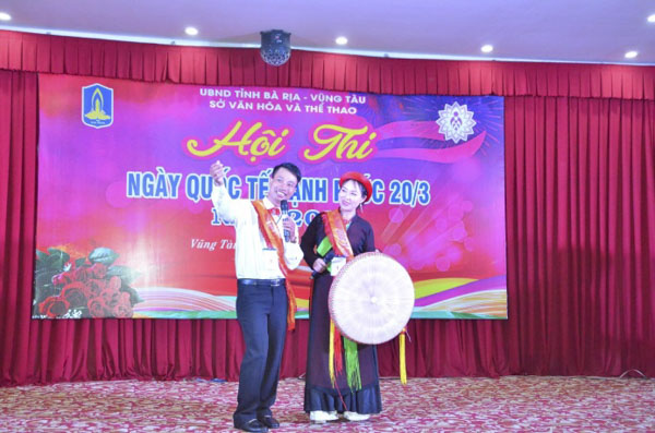 Vợ chồng anh Lê Văn Quỳnh, chị Nguyễn Thị Lan biểu diễn bài “Một khúc dân ca một câu quan họ”.