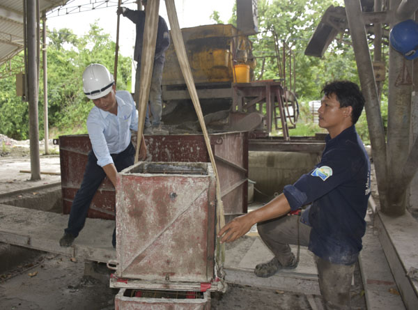 Công ty CP Khoa học Công nghệ Việt Nam (Busadco) – một trong những doanh nghiệp đã cổ phần hóa thành công. Trong ảnh: Công nhân Busadco lắp đặt ván khuôn sản xuất hố ga ngăn mùi. Ảnh: MINH TÂM