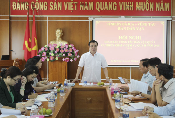 Đồng chí Nguyễn Văn Đồng, Ủy viên Ban Thường vụ Tỉnh ủy, Trưởng Ban Dân vận Tỉnh ủy phát biểu tại hội nghị.