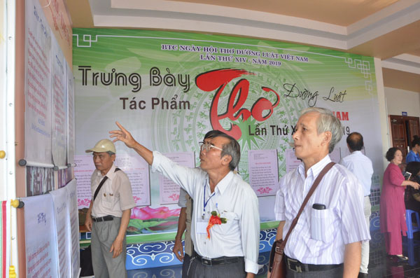 Các nhà thơ xem triển lãm thơ Đường luật Việt Nam tại Trung tâm Văn hóa - Nghệ thuật tỉnh