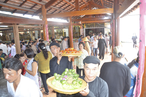 Lễ Vía Ông năm tại Nhà Lớn Long Sơn hằng năm thu hút rất đông khách.