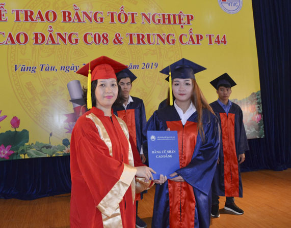 Bà Đinh Bích Diệp, quyền Hiệu trưởng Trường CĐ Du lịch Vũng Tàu, trao bằng tốt nghiệp cho các SV khối CĐ khóa 8.