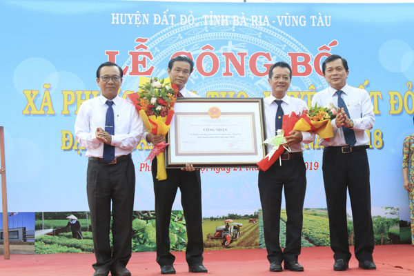 Đồng chí Hồ Văn Lợi, Bí thư Huyện ủy Đất Đỏ trao bằng công nhận đạt chuẩn NTM cho xã Phước Long Thọ.