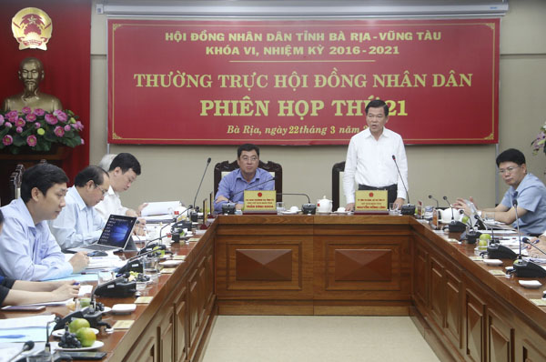 Đồng chí Nguyễn Hồng Lĩnh, Ủy viên Trung ương Đảng, Bí thư Tỉnh ủy, Chủ tịch HĐND tỉnh phát biểu chỉ đạo tại phiên họp. 