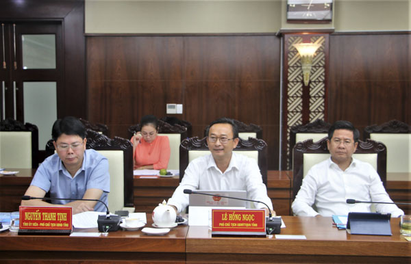 Đại biểu Trần Phúc Chỉnh, Trưởng Ban Kinh tế-Ngân sách HĐND tỉnh báo cáo nội dung các tờ trình tại phiên họp. 