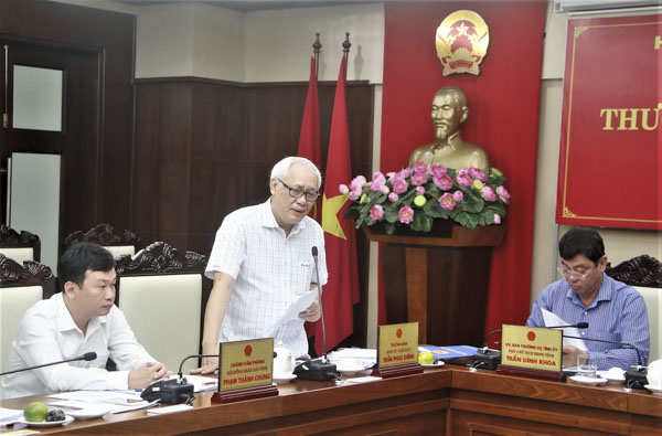 Đại biểu Trần Phúc Chỉnh, Trưởng Ban Kinh tế-Ngân sách HĐND tỉnh báo cáo nội dung các tờ trình tại phiên họp. 