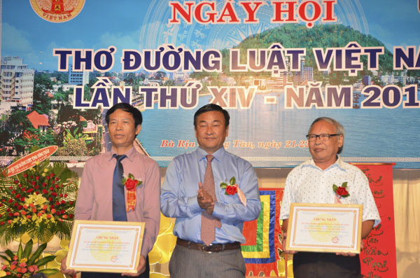 Ông Phan Thanh Sang, Phó Giám đốc Sở VH-TT trao giấy chứng nhận cho đại diện Chi hội thơ Đường luật Hải Phòng và Điện Biên có nhiều sáng tác hay về BR-VT.