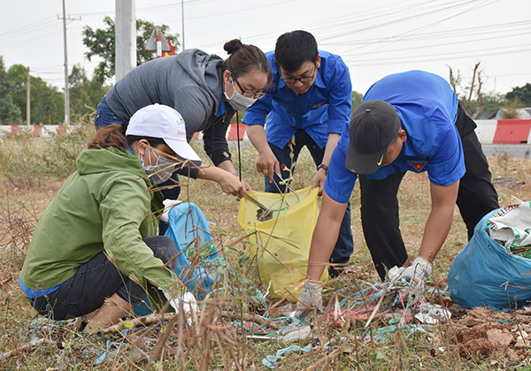 ĐVTN ra quân thu gom rác tại dọc Tỉnh lộ 44 và khu vực làng nghề sản xuất muối truyền thống An Ngãi (huyện Long Điền).