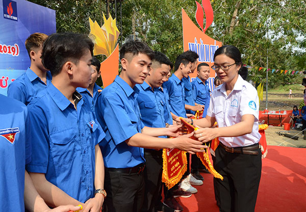 Chị Hồ Thị Ánh Tuyết, Phó Bí thư Tỉnh Đoàn BR-VT- Chủ tịch Hội SV tỉnh tặng cờ lưu niệm cho các đội tham gia Lễ hội.
