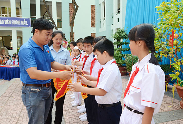 Anh Nguyễn Công Thành, Bí thư Thành Đoàn Vũng Tàu tặng cờ lưu niệm cho đại diện các Liên đội tham gia hội thi.