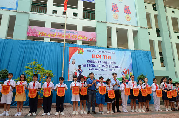 Các Liên đội tham gia hội thi được nhận cờ lưu niệm.