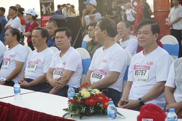Các đồng chí lãnh đạo tỉnh và lãnh đạo TP. Vũng Tàu tham dự lễ khai mạc Giải.