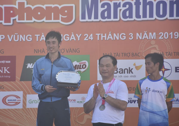 Đồng chí Mai Ngọc Thuận, Ủy viên Ban Thường vụ Tỉnh ủy, Bí thư Thành ủy Vũng Tàu trao huy chương Vàng cự ly marathon 42km nam cho VĐV Bùi Thế Anh (Quân đội).