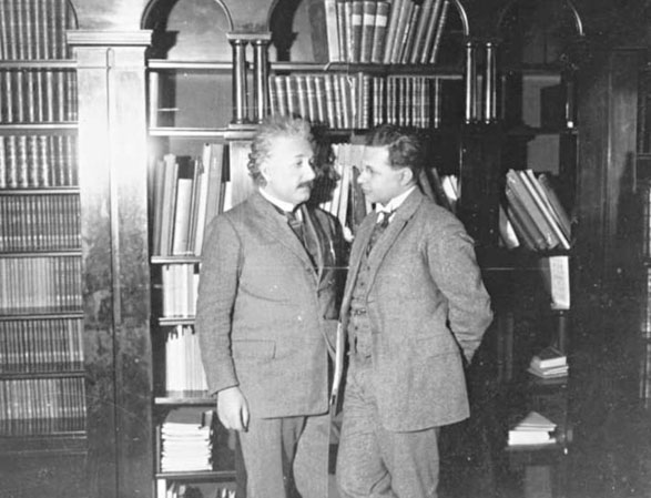 Hai cha con Albert Einstein và Hans Albert vào năm 1927. 