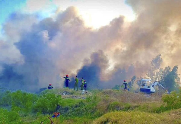 Vụ cháy lan do người dân đốt cỏ, rác tại khu vực hẻm 225, Lưu Chí Hiếu, phường 10, TP. Vũng Tàu ngày 22-2-2019.