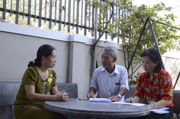 Các điều tra viên phường 11 rà soát lại nhân khẩu tại hộ gia đình bà Lê Thị Hằng (bìa trái, 1000/14B1, đường 30-4, TP. Vũng Tàu).