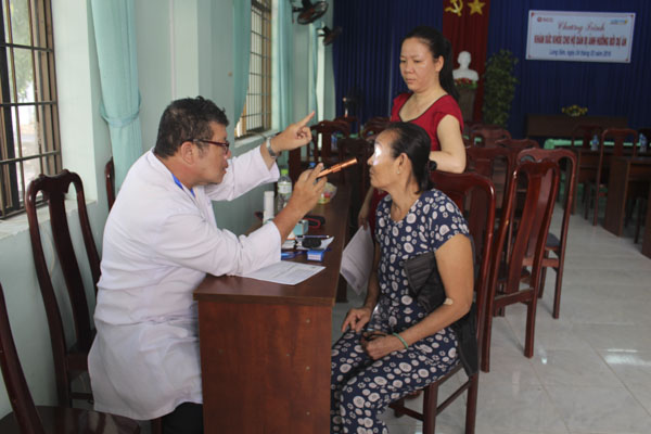 Bác sĩ Phòng khám đa khoa quốc tế thế giới mới khám mắt cho người dân xã Long Sơn. 
