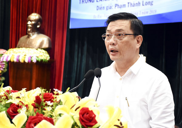 Đồng chí Nguyễn Thành Long, Ủy viên Ban Thường vụ Tỉnh ủy, Phó Chủ tịch UBND tỉnh phát biểu khai mạc buổi tọa đàm.