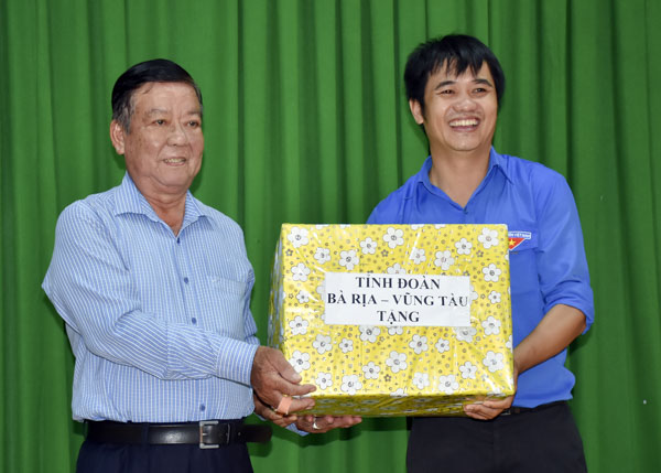 Anh Trần Kim Chỉ, Trưởng Ban Thanh thiếu nhi – Trường học Tỉnh Đoàn tặng quà cho Nhà xã hội Long Hải.