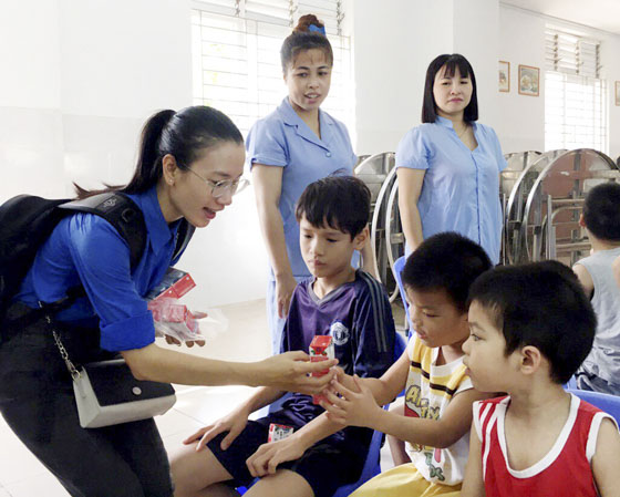 ĐVTN tặng quà cho các em thiếu nhi có hoàn cảnh khó khăn tại Trung tâm Bảo trợ trẻ em Vũng Tàu.