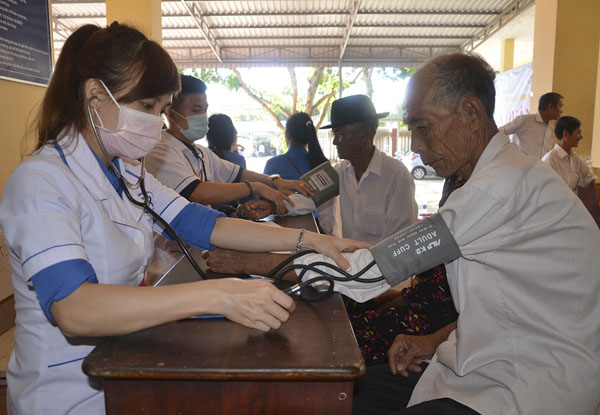 ĐVTN Sở Y tế khám bệnh miễn phí cho người nghèo xã Bình Châu,  huyện Xuyên Mộc trong Ngày hội “Thầy thuốc trẻ làm theo lời Bác,  tình nguyện vì sức khỏe cộng đồng”