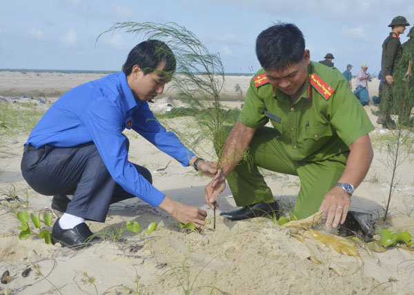 ĐVTN tham gia phong trào “Trồng cây đời đời nhớ ơn Bác Hồ” do Tỉnh Đoàn phát động tại bờ biển ấp Phước Lộc, xã Phước Hưng, huyện Long Điền. 