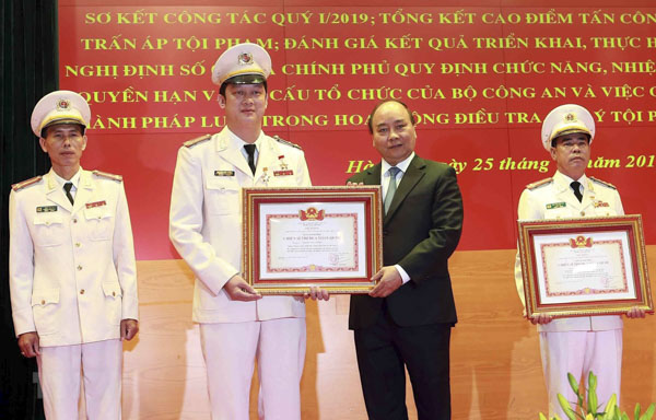 Thủ tướng Nguyễn Xuân Phúc trao danh hiệu Chiến sĩ thi đua toàn quốc năm 2018  cho các cá nhân của Bộ Công an đạt thành tích xuất sắc.