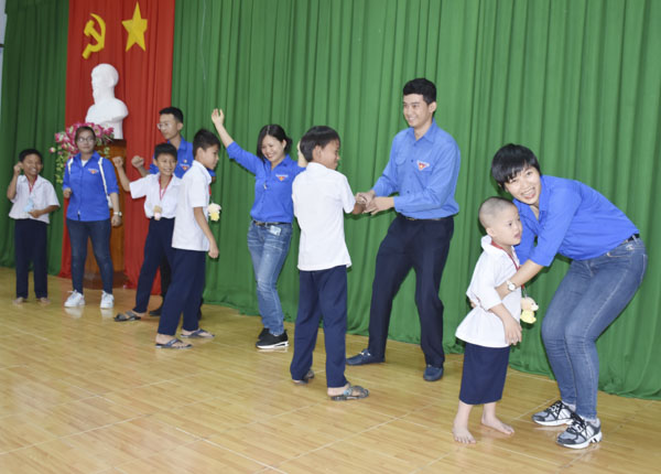 ĐVTN chơi trò chơi vận động với các em thiếu nhi có hoàn cảnh khó khăn tại Nhà xã hội Long Hải.