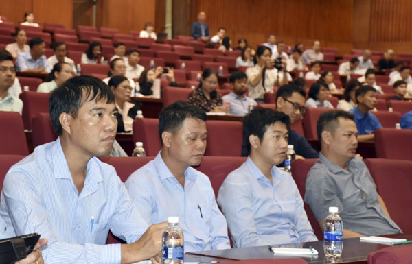 Diễn giả Phạm Thành Long (Giám đốc Công ty Luật Phạm Gia) và đại diện lãnh đạo các sở, ngành, UBND các huyện, thị, thành, DN tại buổi tọa đàm.