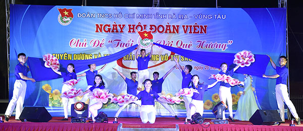 Tiết mục múa “Thanh niên Việt Nam” do ĐVTN biểu diễn.