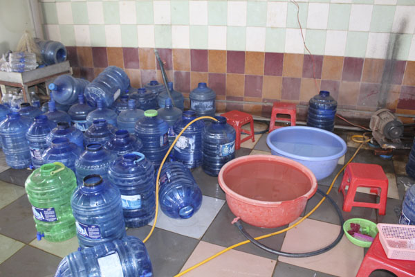 Nền nhà cơ sở sản xuất nước uống đóng chai Amylyla nhếch nhác, không được vệ sinh sạch sẽ.     Ảnh: NHÂN ĐOÀN