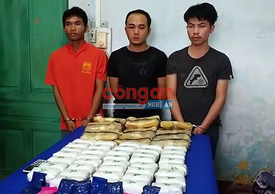 Các đối tượng cùng tang vật vụ án