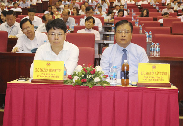 Các đồng chí: Nguyễn Văn Trình, Chủ tịch UBND tỉnh; Nguyễn Thanh Tịnh, Phó Chủ tịch UBND tỉnh tham dự hội nghị. 