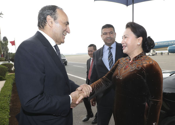 Chủ tịch Hạ viện Maroc Habib El Malki đón Chủ tịch Quốc hội Nguyễn Thị Kim Ngân tại sân bay quốc tế Rabat Salle ở thủ đô Rabat. Ảnh: TRỌNG ĐỨC 