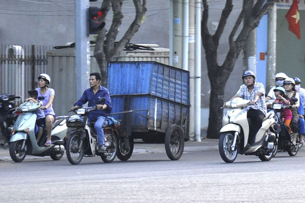 Xe thu gom rác không bảo đảm an toàn giao thông và mỹ quan đô thị lưu thông trên đường Lê Hồng Phong, TP. Vũng Tàu.