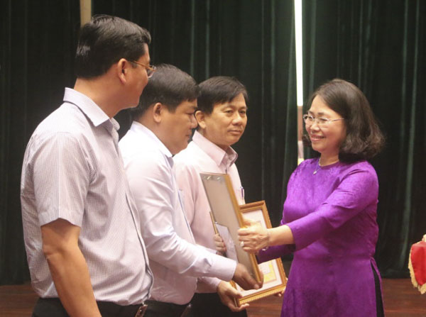 Đồng chí Nguyễn Thị Yến, Phó Bí thư Thường trực Tỉnh ủy, Trưởng Đoàn ĐBQH tỉnh trao Bằng khen cho các tập thể có thành tích xuất sắc trong thực hiện công tác CCHC giai đoạn 2016-2018. 
